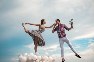 Gökyüzünde dans. İki aşık. Bale çift aşk ilişkileri içine. Aşık olan bale dansçıları. Romantik ilişkiler balerin ve Bale ortağı arasında. Burada seninle olmak istiyorum