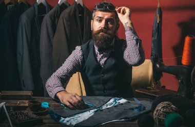 Rüyalarınızı yapmaya hazır. mağaza ve moda showroom uygun. Retro ve modern atölye terzilik. mekanizasyon dikiş. iş elbise kodu. El yapımı. Sakallı adam terzi dikiş ceket