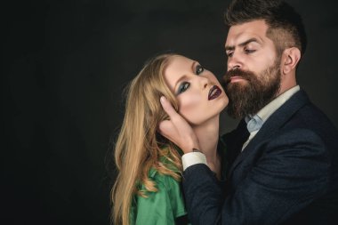 Romantizm canlı tutmak. Moda giyim samimi çift. Moda stil ve saç bakımı. Stil ikonları. Moda severler. İki aşık. Sakallı adam sarılmak kadın uzun saçlı, kopya alanı