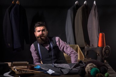 Genç mükemmeliyetçi. iş elbise kodu. El yapımı. mekanizasyon dikiş. mağaza ve moda showroom uygun. Sakallı adam terzi dikiş ceket. Retro ve modern atölye terzilik. Yetenekli terzi