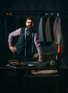 Teknoloji her zaman onu iş yerinde yardımcı olur. mekanizasyon dikiş. Sakallı adam terzi dikiş ceket. iş elbise kodu. El yapımı. Retro ve modern atölye terzilik. mağaza ve moda showroom uygun