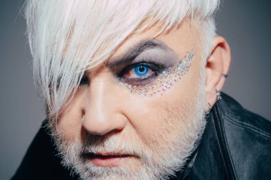 Tuhaf bir neden olmadan. Moda saç modeli ile egzotik hipster adam. Hippi moda stil. Transseksüel hakları destekler. Erkek makyaj göz. Erkek makyaj sakallı adam. Transseksüel kişi