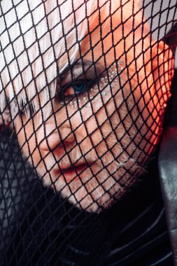 Moda, benzersiz bir şekilde bakıyor. Heteroseksüel erkek erkek makyaj ile. Transseksüel adam kapak yüz File ile. Erkek makyaj göz. Fetiş moda. BDSM moda aksesuar