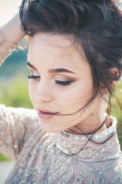 Makyaj kozmetik ve cilt bakımı. Seksi kadın moda portre. Güzellik salonu ve Kuaför. Uzun esmer saçlı güzel kız. Neşeli sevimli kız açık. Cilt Bakımı. Kendinden emin ve şık güzellik