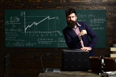 Profesyonel öğretmenler kendi akademik içerik konusunda uzmanız. Başarılı öğrenci nitelikleri geliştirmek. mutlu çocuk öğreniyor. Dijital eğitim. Öğrenciler kampüste Eğitim bilgi kavramı.