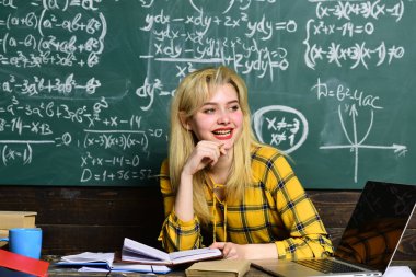 Bir dizüstü bilgisayar sınıfındaki izlerken bir sınav euphoric kız geçen öğrenci. Öğretmen koyar işaretleri dizüstü bilgisayar ile e-posta geri bildirimler gönderir.