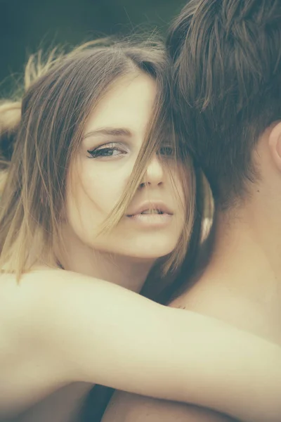 Amor y ternura. Día de San Valentín. Abrazo de pareja romántica. Fecha de hermosa pareja. Hombre y mujer lindos están saliendo. Muy enamorada. La vida juntos — Foto de Stock