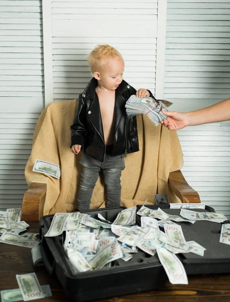 Geld begets geld. Kleine jongen graaf geld in contanten. Klein kind business administreren in bedrijf opstarten. Kleine ondernemer werk in office. Jongenskind met geld geval. Zakelijke opstartkosten — Stockfoto