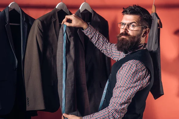 Creating new fashionable styles. retro and modern tailoring workshop. suit store and fashion showroom. sewing mechanization. business dress code. Handmade. Bearded man tailor sewing jacket — Stock Photo, Image