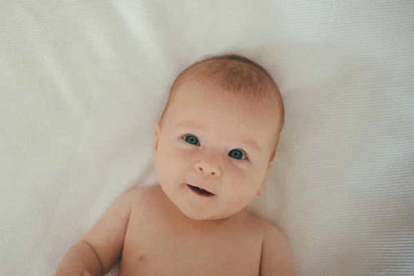 Glückliches Neugeborenes. neugeborenes Baby glücklich lächelnd. Kind ist ein Geschenk der Liebe. ein Baby macht die Liebe stärker und ein Zuhause glücklicher — Stockfoto