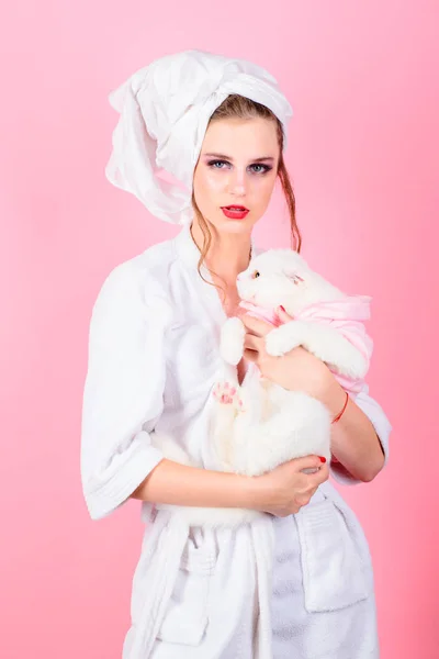 Καλλυντικά μακιγιάζ και περιποίηση. Σαλόνι ομορφιάς και κομμωτήριο. Μόδα κοσμήματα και αξεσουάρ. Μόδα Πορτρέτο γυναίκας. γυναίκα με μακιγιάζ μόδας κρατήστε λευκή γάτα. Αυτή είναι πολύ χαριτωμένο. μπάνιο το πρωί. — Φωτογραφία Αρχείου