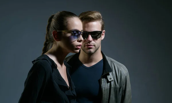 Один и единственный. Пара влюблённых. Мода модели в модных солнцезащитных очках. Пара мужчин и женщин носят очки. Любовные отношения. День дружбы. Отношения дружбы. Любопытный ботаник — стоковое фото