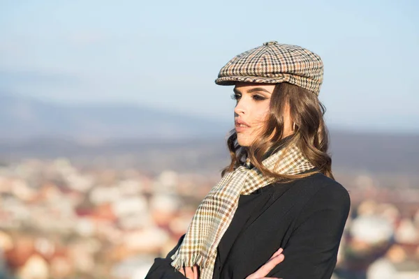 Mulher vintage com maquiagem. Look de beleza e moda. Confiante na escolha dela. retro mulher moda com maquiagem, parisiense. menina francesa com cabelo encaracolado na boina de outono. Mulher bonita — Fotografia de Stock