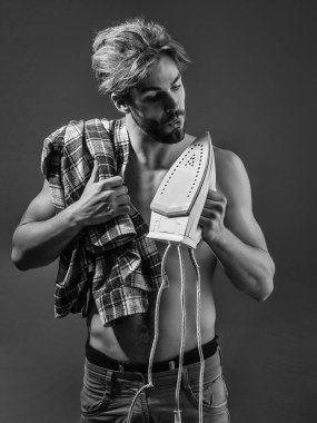 Demir ile seksi üstsüz erkek