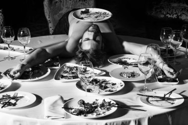 Masanın üzerinde yatan yakışıklı adam