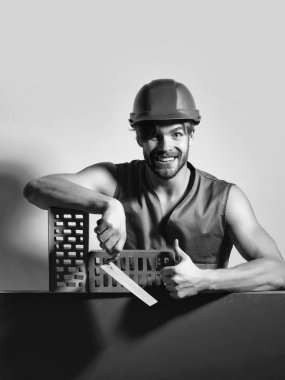 Seksi kaslı erkek yapıcı.