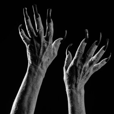 Uzun tırnaklı yaşlı kadın elleri