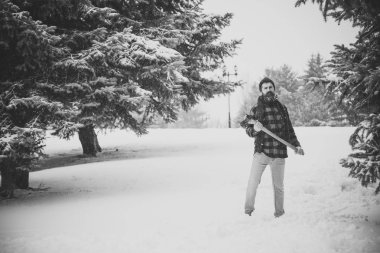 Kar kış ormanı içinde sakallı adam tutun balta.