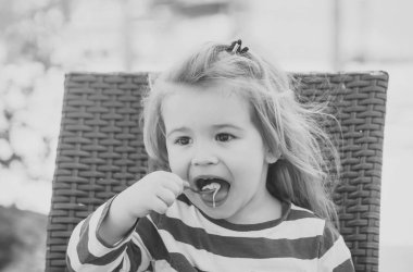 Dondurulmuş meyve yoğurt, dondurma veya sorbe ile çocuk