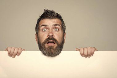 Hipster sürpriz yüz ile tutun kağıt.