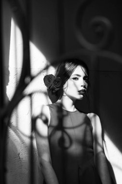 Kırmızı dudaklar ve gül çiçek güzel kadın portresi