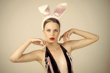 Kadın kırmızı giyen tavşan kulakları dudakları