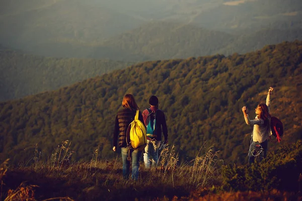 Unga vänner vandring på berget — Stockfoto