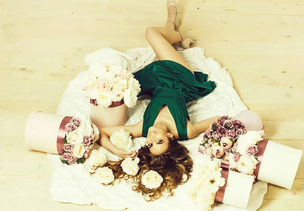 Симпатичная девушка в букетах цветов — стоковое фото