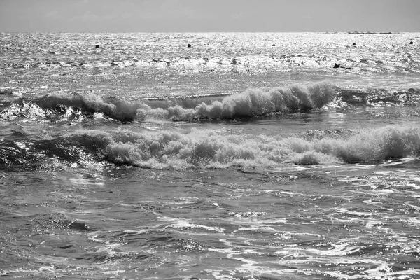 Όμορφη φουρτουνιασμένη θάλασσα ή ωκεανό κύματα πάνω από το γκρίζο ουρανό — Φωτογραφία Αρχείου