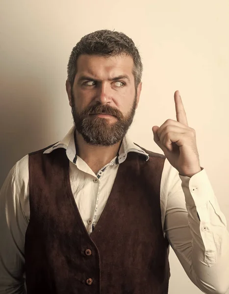 Homem com barba longa e bigode na cara séria . — Fotografia de Stock