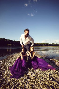 Sakallı adam ve iki kadın açık