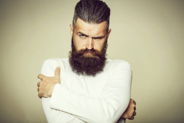 uzun sakal ve bıyık Studio gri arka plan üzerinde ciddi yüz ile yakışıklı genç