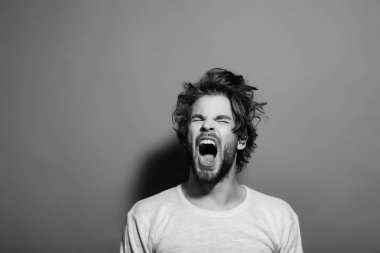 bağırarak veya esneme adam uzun uncombed saçlı, sabah, baş ağrısı