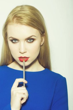 kız makyaj fırçası ile