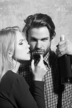 Cam şişe ile maço ile kırmızı likörü içme kız