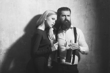 Kız ve erkek şişe ve bardak likör ile poz