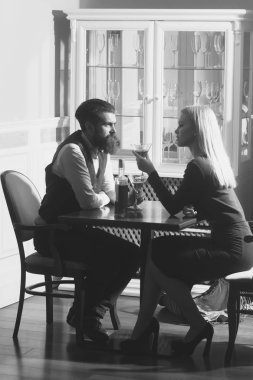 Kadın ve adam restoranda dating