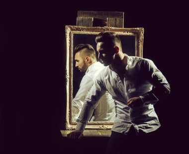 seksi atlet cesedin yanında vintage ayna ile kas maço adam