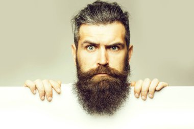 kağıt ile şaşırmış adam sakallı