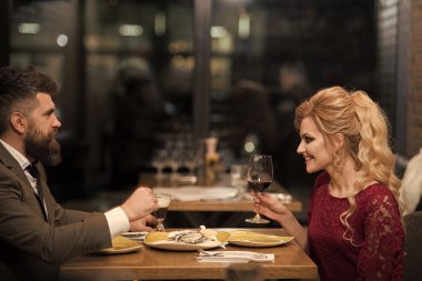 Mutlu çift istiridye yeme café'de söz