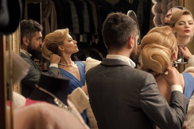 Genç adam kız arkadaşı kuyumcu dükkanında kolye koyar.