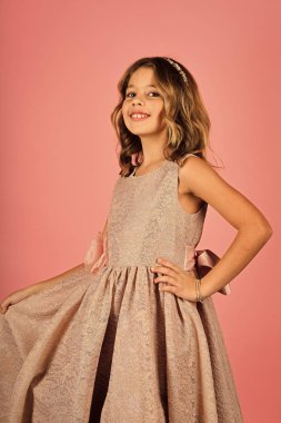 Elegance şık seksi elbiseli kız çocuk. Pembe bir arka plan, güzellik moda modeli. Moda ve güzellik, küçük prenses. Bak, Kuaför, makyaj. Şık elbiseli küçük kız balo