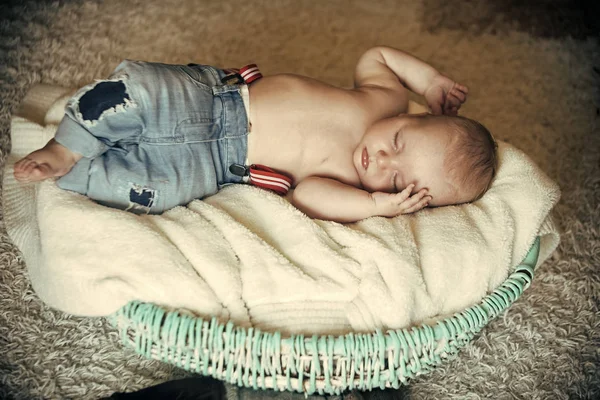 Nyfött barn sova i spjälsängen på golvet — Stockfoto