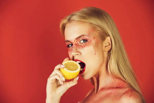Zitrone in der Hand einer Frau mit kreativem modischen Make-up, Vitamin — Stockfoto