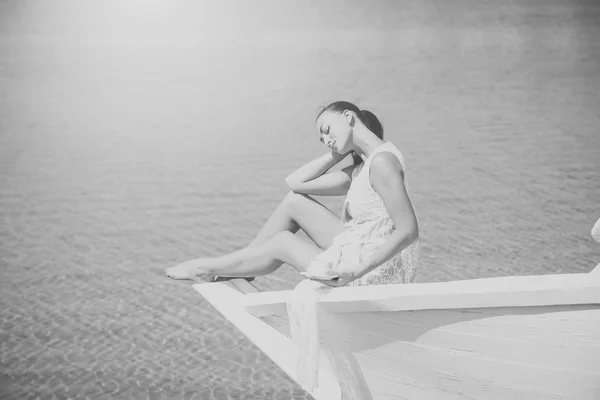 Mar o océano y bebiendo mujer . —  Fotos de Stock