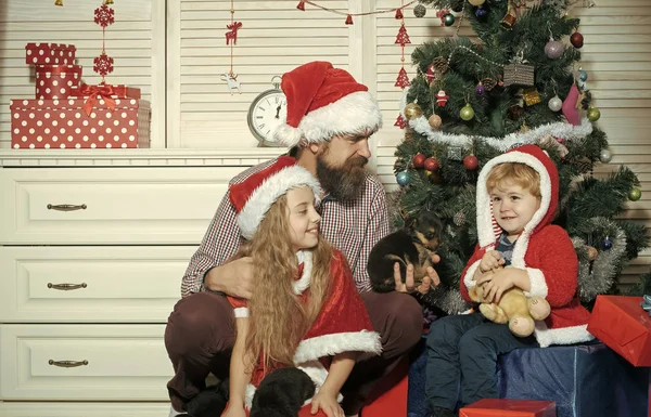 Gelukkig gezin vieren nieuwjaar en kerst. — Stockfoto