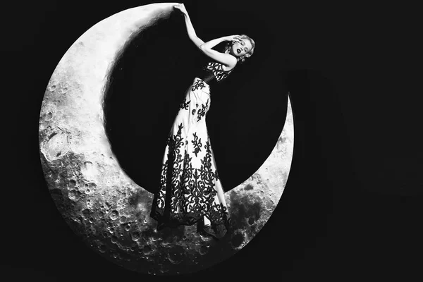 Frau im Kleid auf dem Mond — Stockfoto