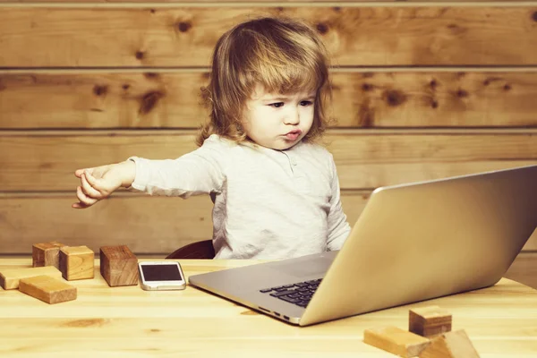 Menino pequeno com computador e telefone — Fotografia de Stock