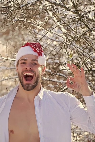 Man in kerstmuts en open overhemd weergegeven: ok hand — Stockfoto