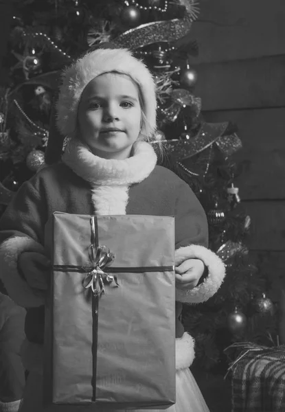 Weihnachtsmann-Kind am Weihnachtsbaum. — Stockfoto